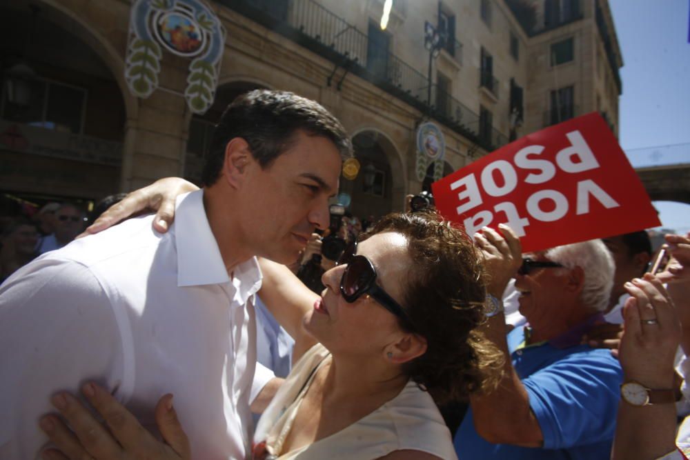 Pedro Sánchez durante su visita a las Hogueras en Alicante