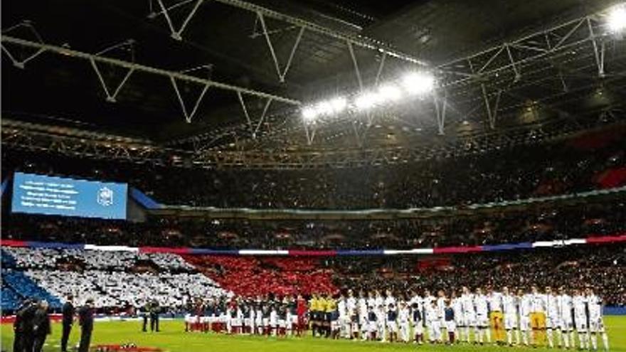 Wembley es va omplir per homenatjar les víctimes dels atemptats de divendres a París.