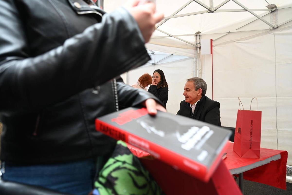 El expresidente del Gobierno José Luis Rodriguez Zapatero firma su libro por Sant Jordi