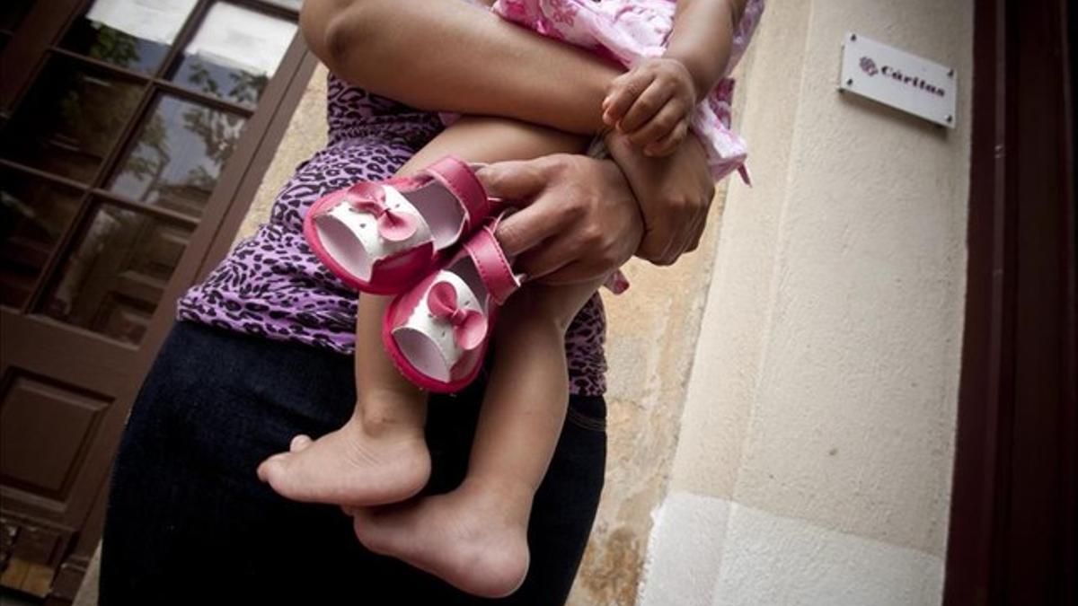 Una madre y su hija, usuarias de Cáritas de Badalona