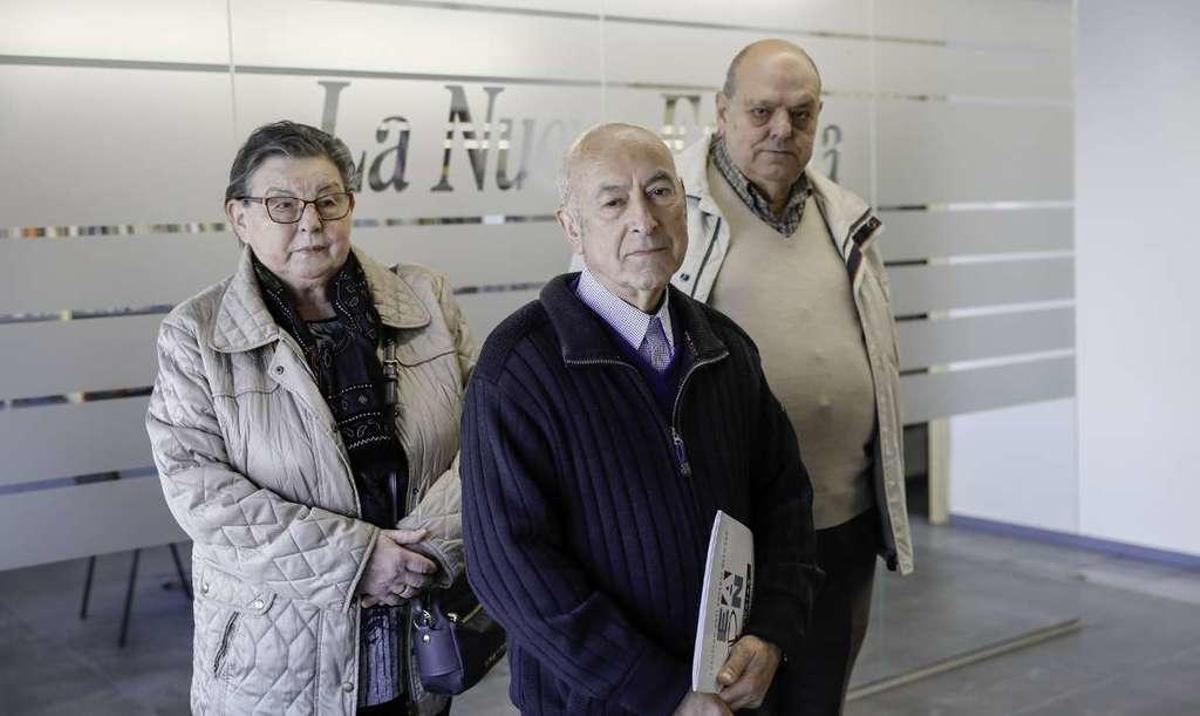 Por la izquierda, Angelita García, del grupo de Cristianos de Base; Faustino Vilabrille, y Faustino Castaño, en la redacción de LA NUEVA ESPAÑA de Gijón.