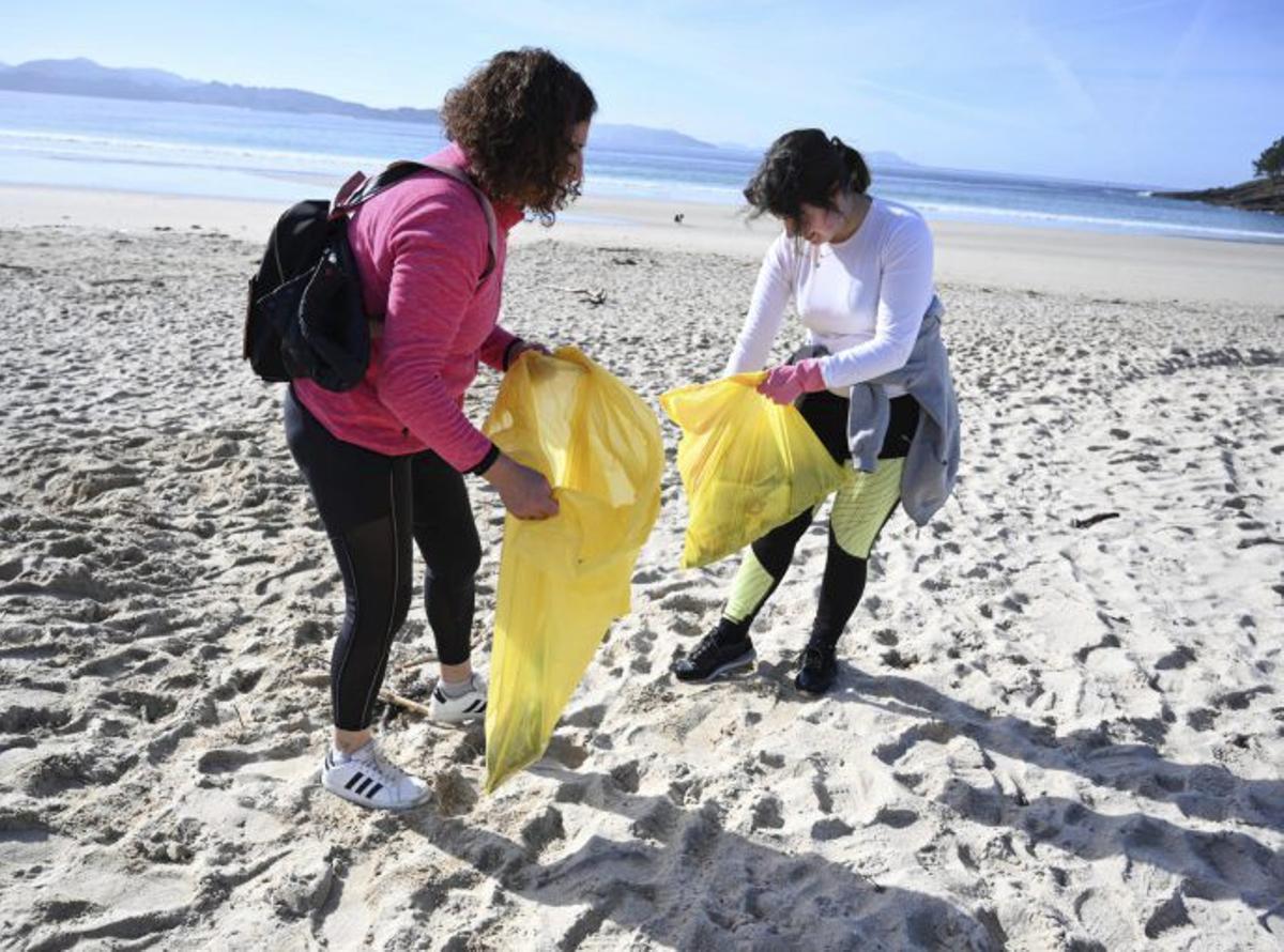 Dos de las voluntarias. | R. V.