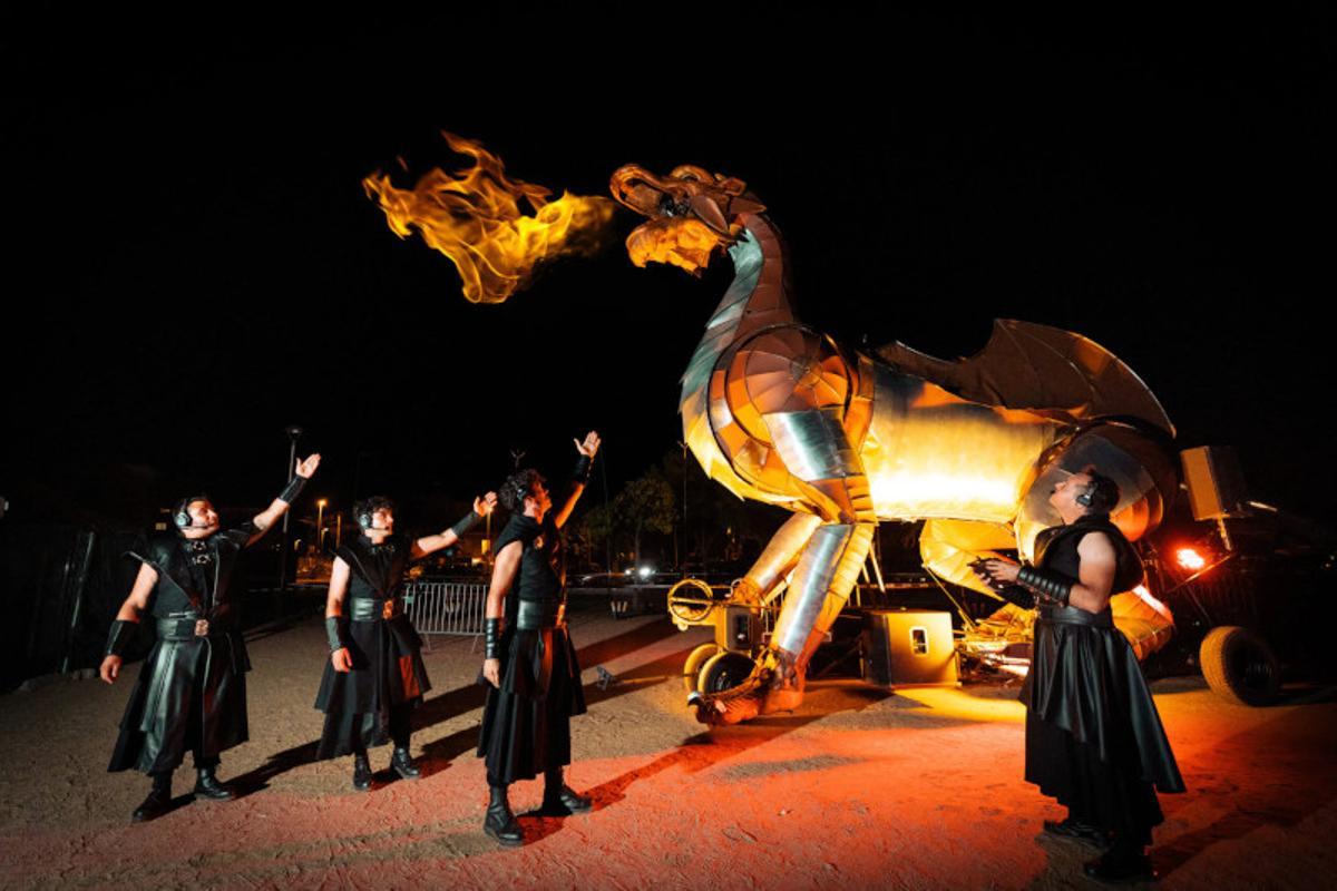 La figura 'Quimera' que forma parte del espectáculo callejero.