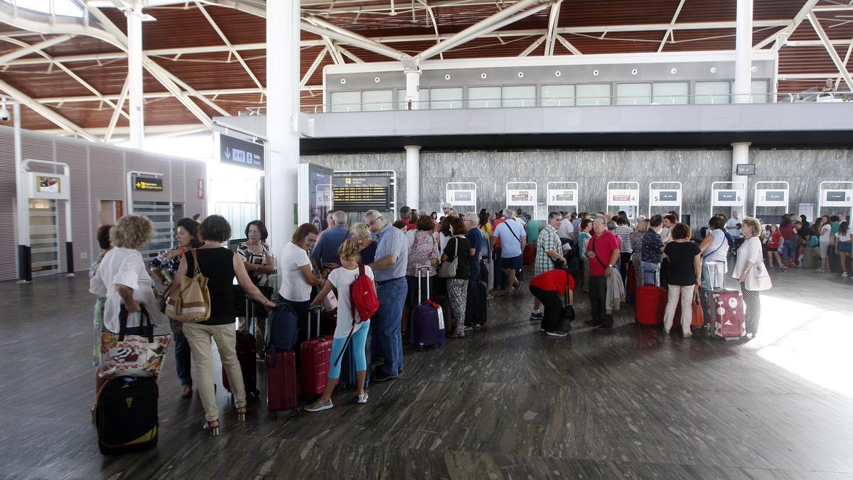 Viajeros aguardan para facturar su equipaje, en una imagen de archivo.