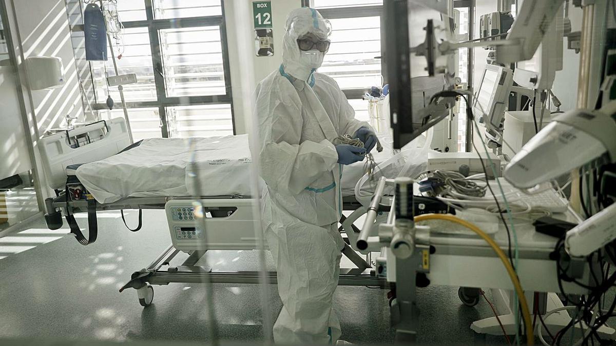 Una sanitaria preparando los boxes de la unidad de cuidados intensivos. 