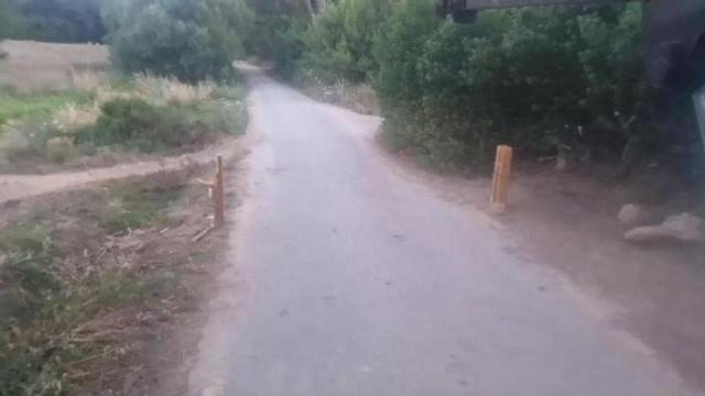 Unbekannte haben eine der Absperrungen zum ehemaligen Cala-Agulla-Parkplatz zerstört.