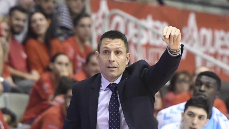 Natxo Lezcano, técnico del Breogán, en el partido de ida.