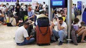 Turistas rusos en dificultades para retornar a su país desde el Caribe mexicano. // Efe MEX7367. MONTERREY (MÉXICO), 05/03/2022.- Turistas de origen ruso a la espera de abordar un avión de regreso a su país de origen hoy, en el aeropuerto internacional del balneario de Cancún, estado de Quintana Roo (México). Más de 400 turistas rusos salieron esta tarde del aeropuerto Internacional de Cancún, Caribe mexicano, con destino al aeropuerto Sheremetyevo de Moscú, la mayoría de ellos tuvieron que permanecer más tiempo del esperado en el destino debido a la cancelación de vuelos por el conflicto armado entre Rusia y Ucrania que ya cumple poco más de una semana. EFE/Lourdes Cruz