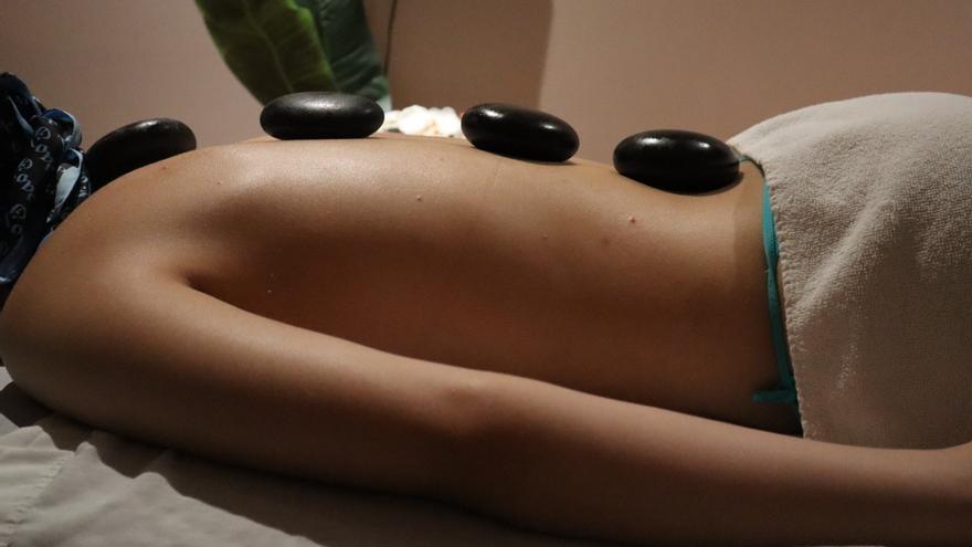 Suma un masaje especial con piedras volcánicas, pindas o aceites aromáticos