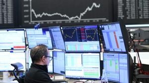 Archivo - 16 March 2020, Frankfurt/Main: A stock trader sits in front of his monitors in the trading room of the Frankfurt Stock Exchange. As a result of the worsening coronavirus crisis, the German share index Dax has fallen below the 9000 point mark. Ph