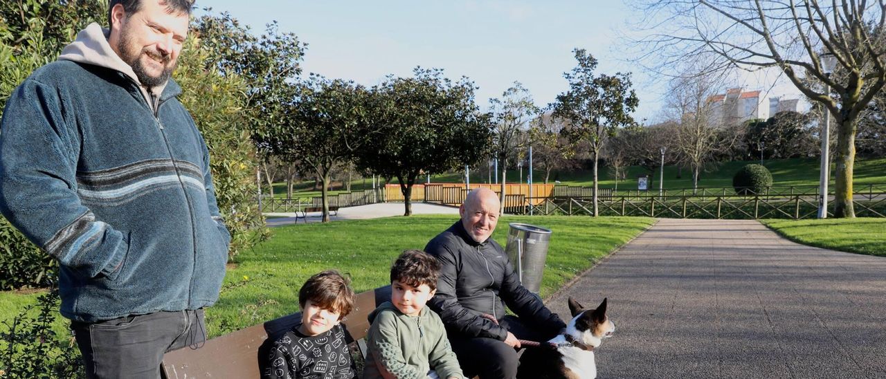 Por la izquierda, José Mari Uribarri, Gaizka Uribarri, Enol Solís y Óscar Boto, con su perro "Fito", ayer, en el parque de Moreda.