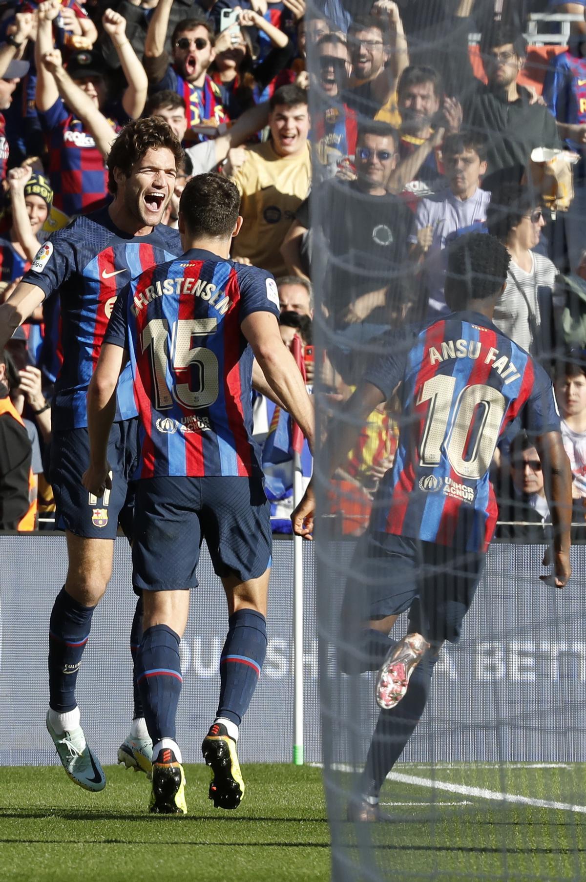 FC Barcelona’s Marcos Alonso (L) celebrates with his teammates after he scored against SD Espanyol during their LaLiga game at Spotify Camp Nou Stadium, in Barcelona, northeastern Spain, 31 December 2022. EFE/Andreu Dalmau