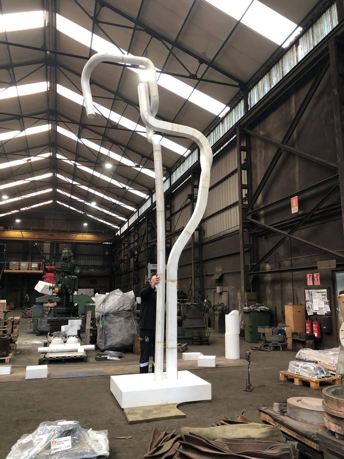 La escultura, en el taller, a punto de ser finalizada