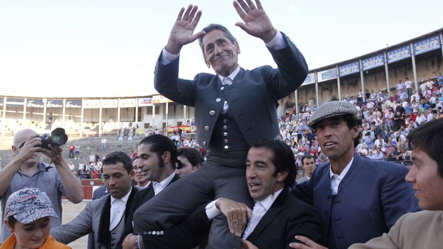 Andrés Vázquez sale a hombros de la plaza de toros de Zamora en el 50º aniversario de su alternativa. | J. F. (Archivo)