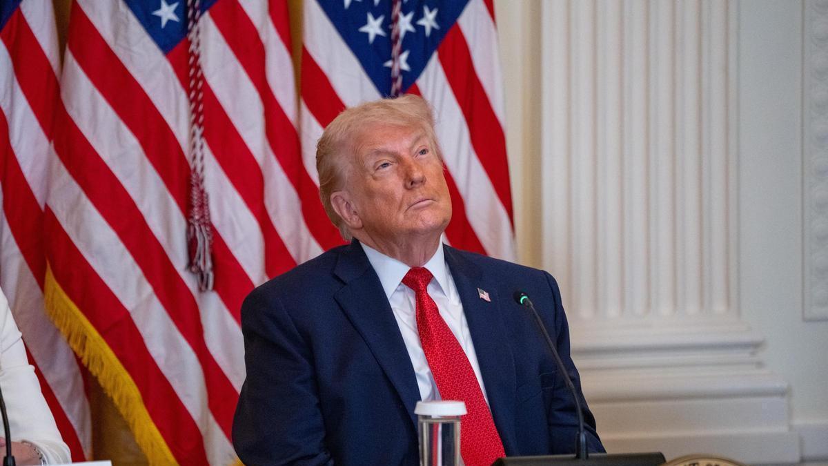 Archivo - Arxiu - 16 January 2026, US, Washington: US President Donald Trump attends a rural health investment roundtable in the East Room of the White House. Photo: Andrew Leyden/ZUMA Press Wire/dpa