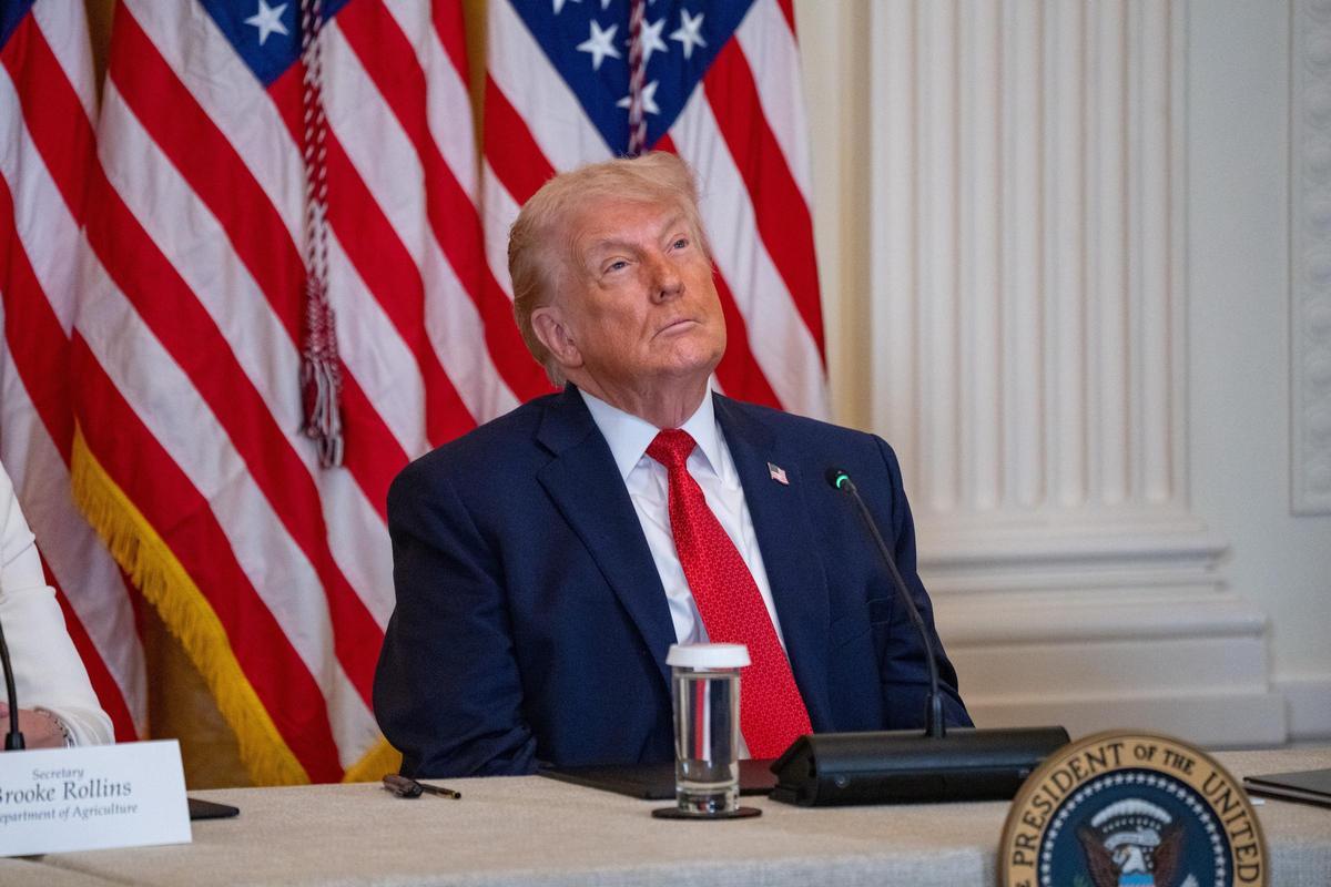 Archivo - Arxiu - 16 January 2026, US, Washington: US President Donald Trump attends a rural health investment roundtable in the East Room of the White House. Photo: Andrew Leyden/ZUMA Press Wire/dpa