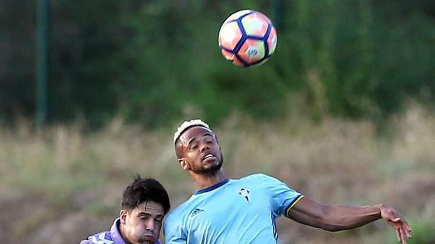 Bongonda cabecea un balón, ayer en Melgaço. // Marta G. Brea