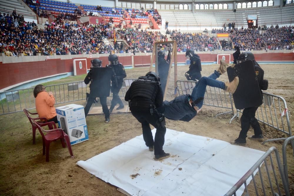 Los niños de Pontevedra descubren cómo es ser un policía nacional