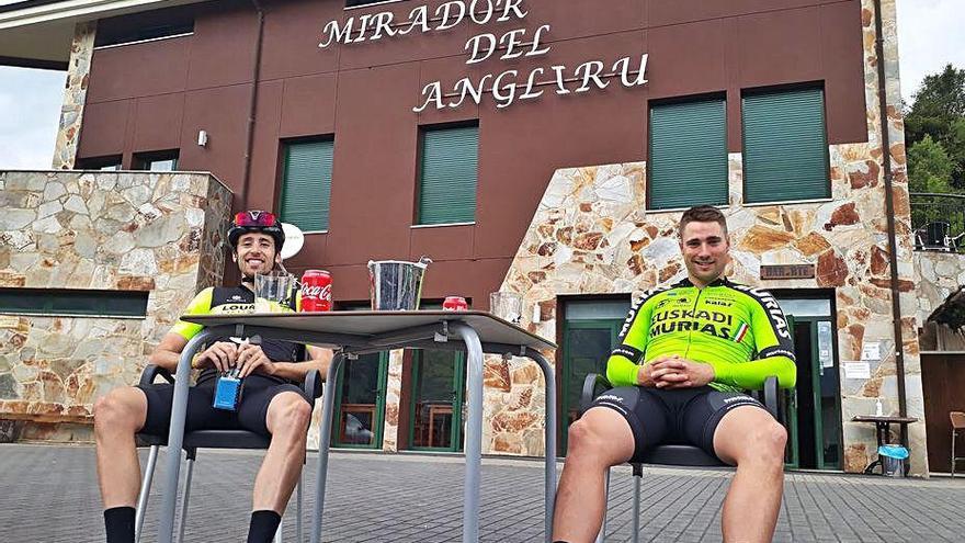 Los ciclistas de categoría élite Javi Fernández Tellería y Dani Viejo paran a descansar en el albergue de L&#039;Angliru.