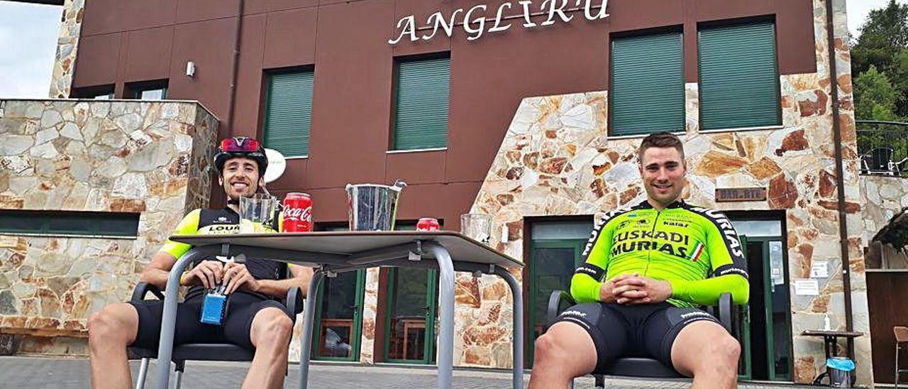 Los ciclistas de categoría élite Javi Fernández Tellería y Dani Viejo paran a descansar en el albergue de L&#039;Angliru.