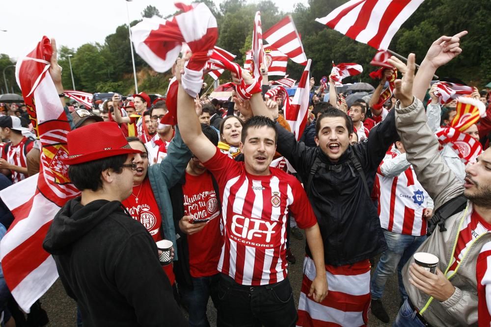 Centenars d'aficionats reben al Girona sota la pluja