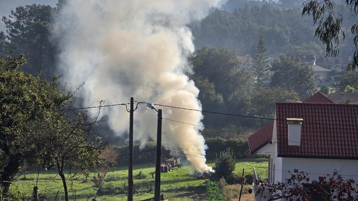 Una quema de restos agrícolas en Arousa.
