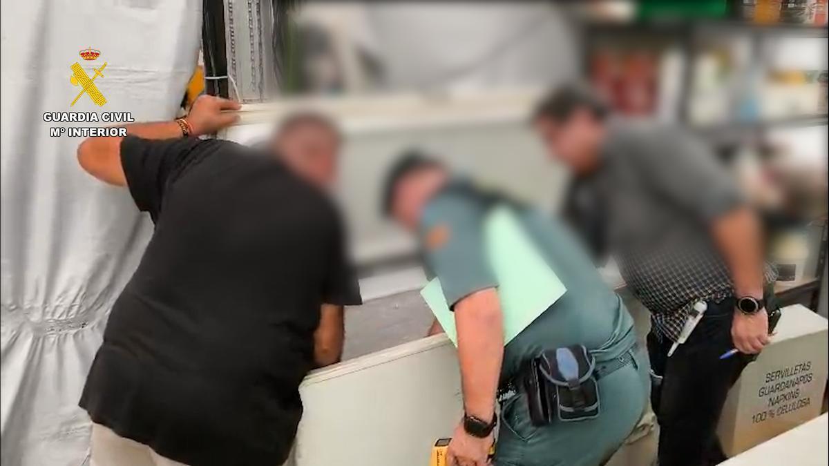 La Guardia Civil interviene productos de alimentación caducados en Puente Genil.