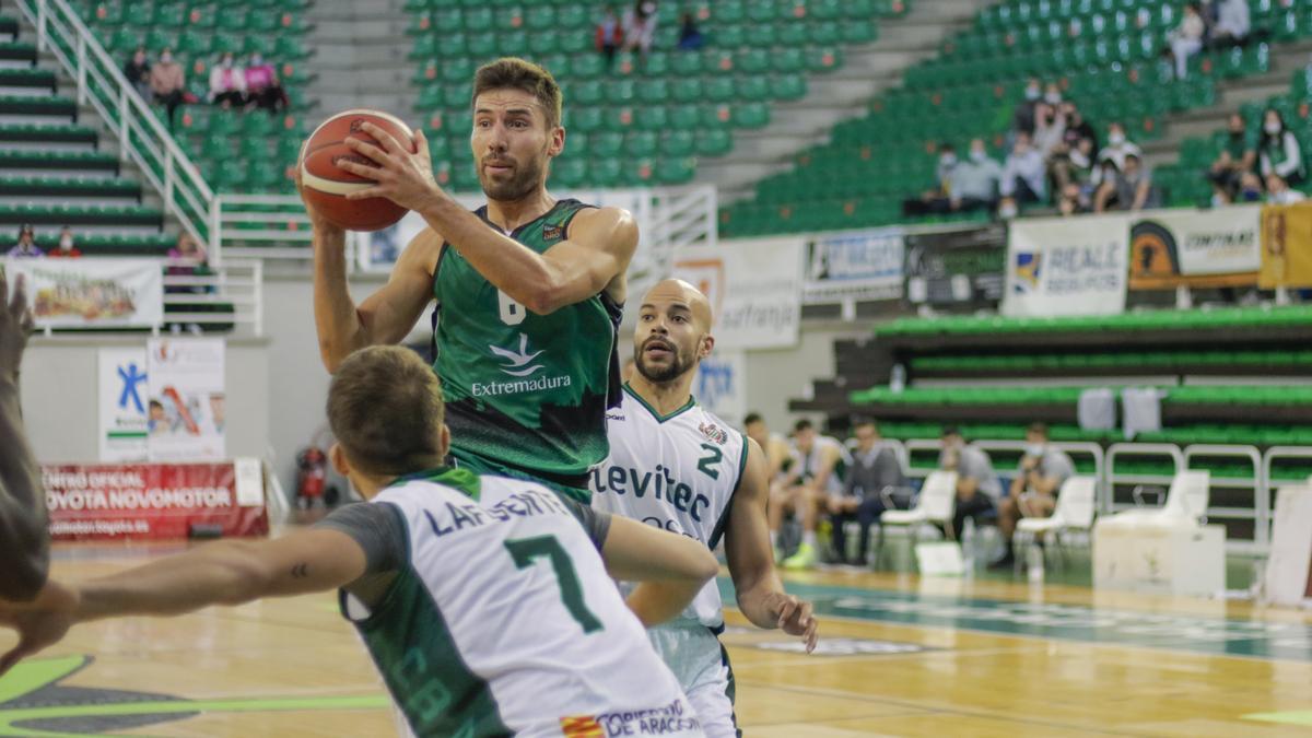 Jorge Sanz busca un compañero al que pasar el balón.