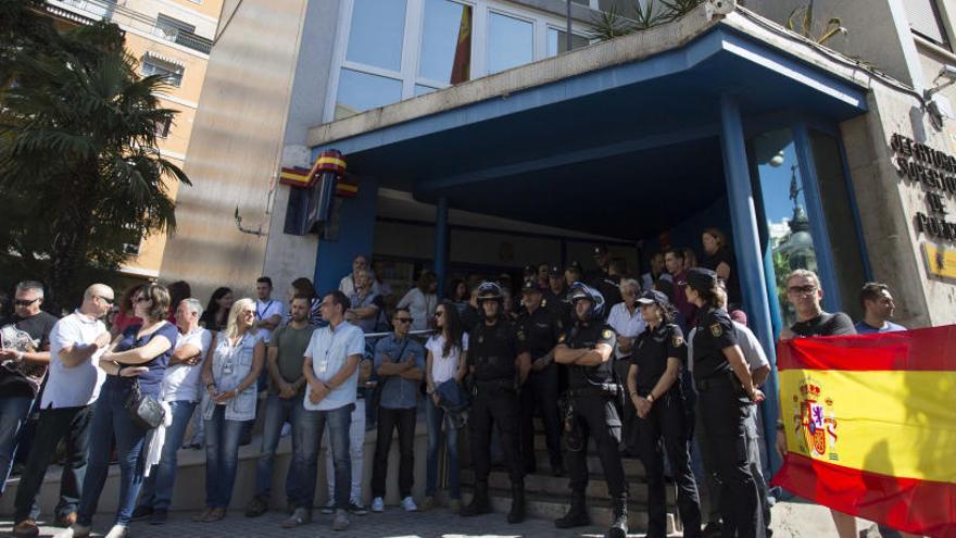 Policías valencianos: entre la improvisación de Interior y el acoso vecinal