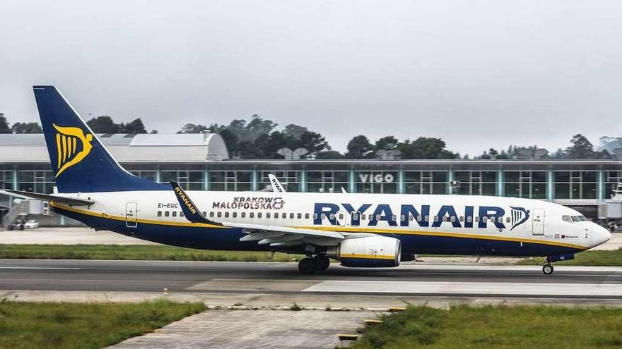 Un avión de Ryanair en Peinador. // C. González