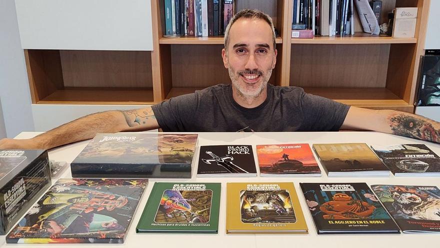 Víctor Romero con algunos juegos de la editorial gallega The Hills Press. 