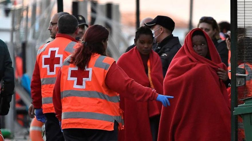 Rescatan en Granada de tres pateras a 114 personas, una de ellas fallecida