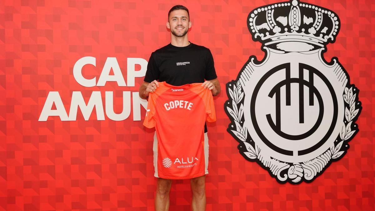 Presentación de José Copete como nuevo jugador del Real Mallorca