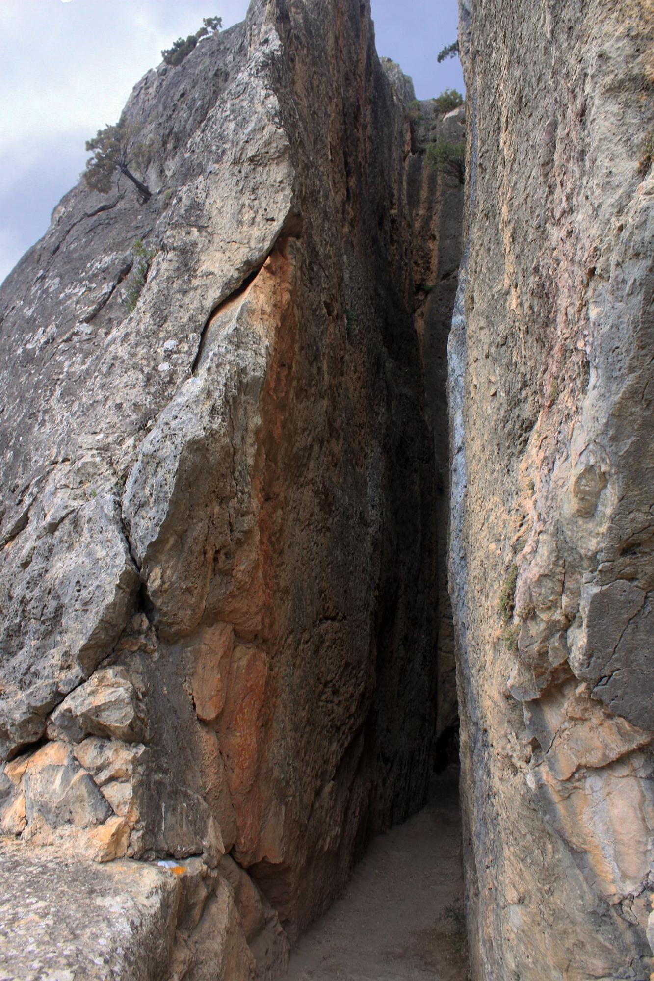 Atraviesa una pared vertical de piedra a más de 30 metros de altura.