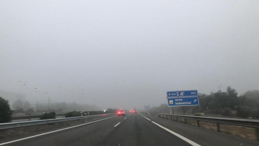 Densa niebla esta mañana entre los términos de Elda y Sax.