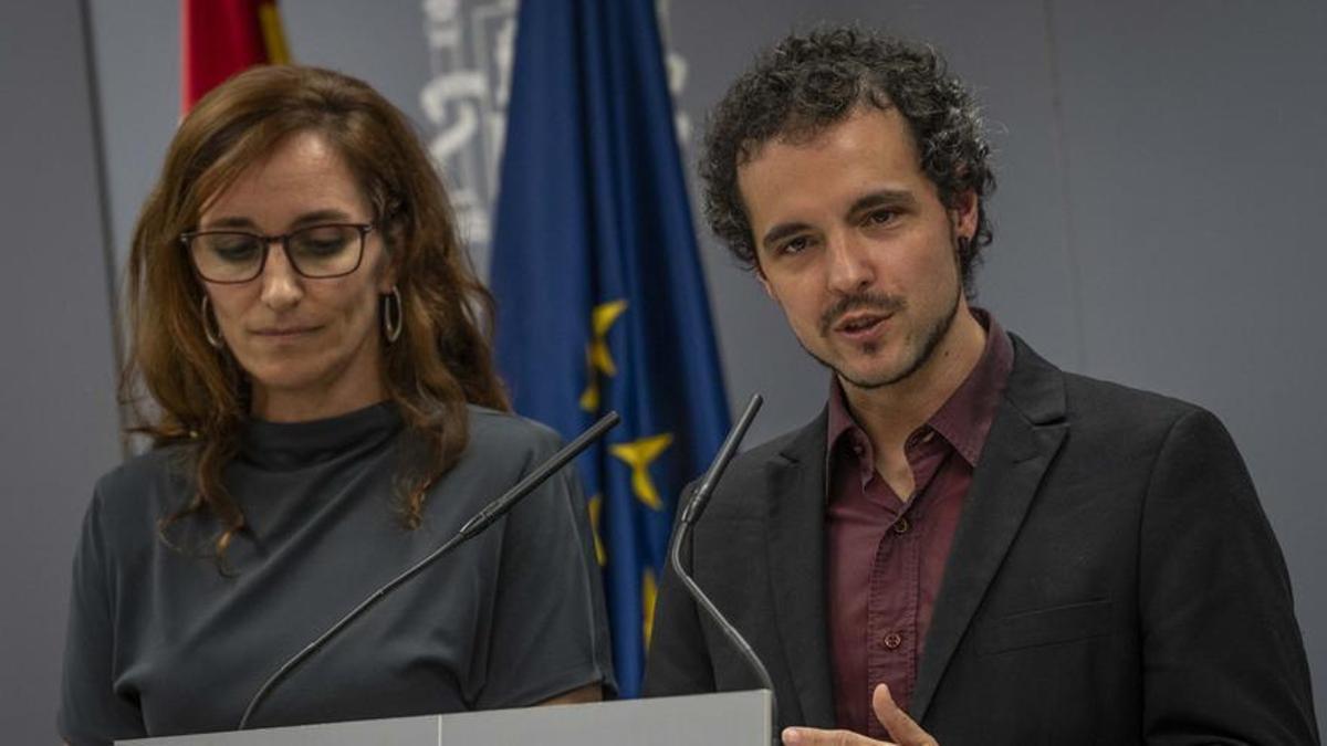 La ministra de Sanidad, Mónica García, y el director general de Salud Pública, Pedro Gullón