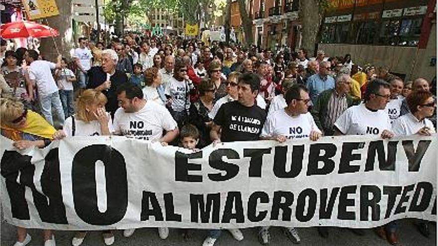 Los manifestantes, en la marcha reivindicativa de ayer en Xàtiva.