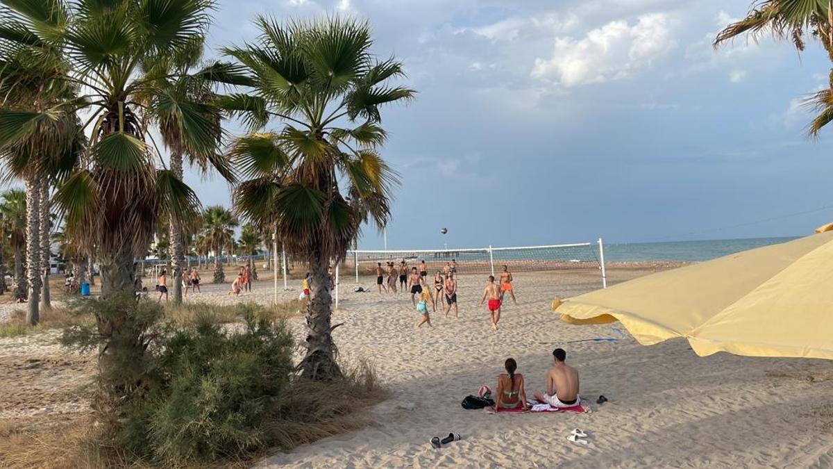 La playa de les Cases cuenta con espacios para la práctica deportiva, entre otros atractivos.