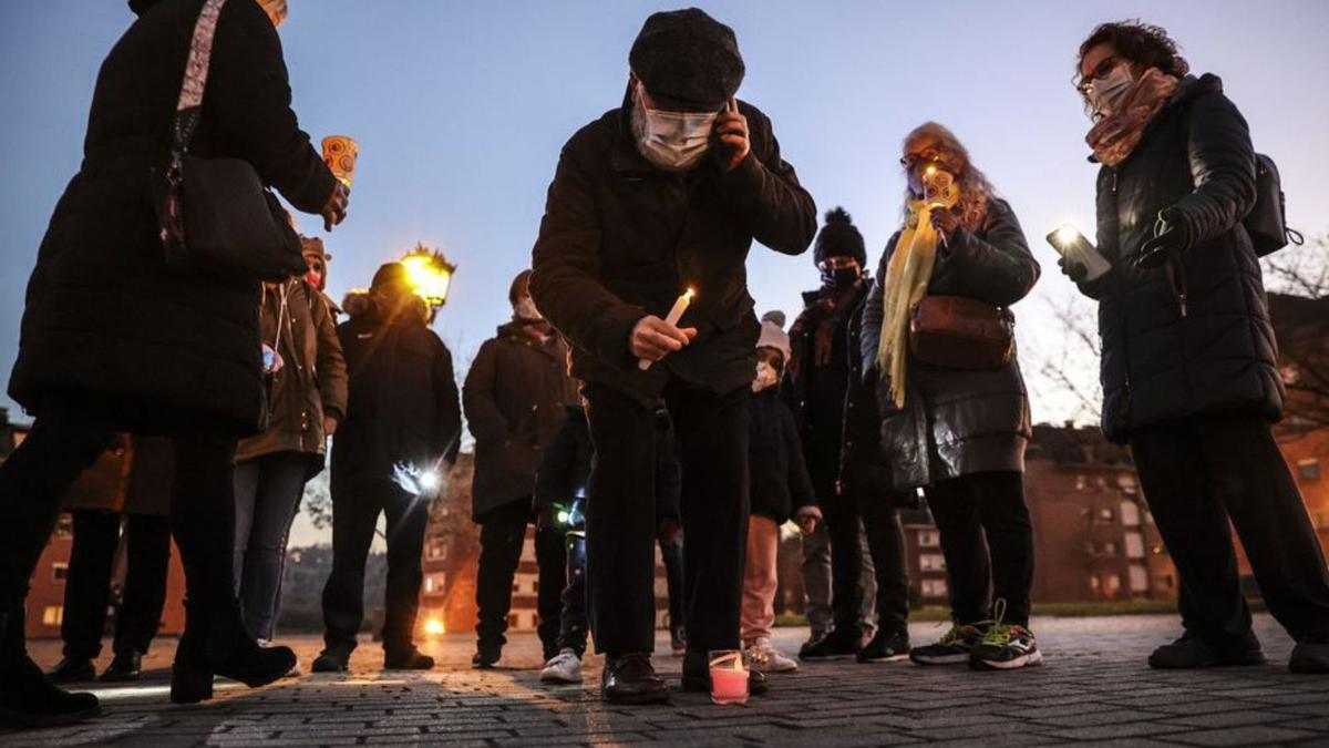 Gonzalo Díaz enciende una vela en el suelo de la plaza. | Irma Collín