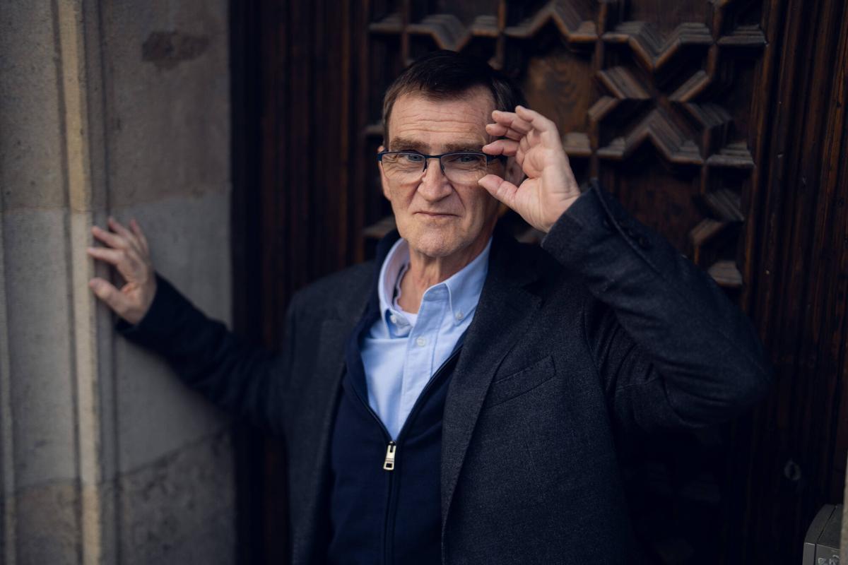 Joseba Achotegui, antes de la entrevista, en el Palau Macaya de la Fundació "la Caixa".