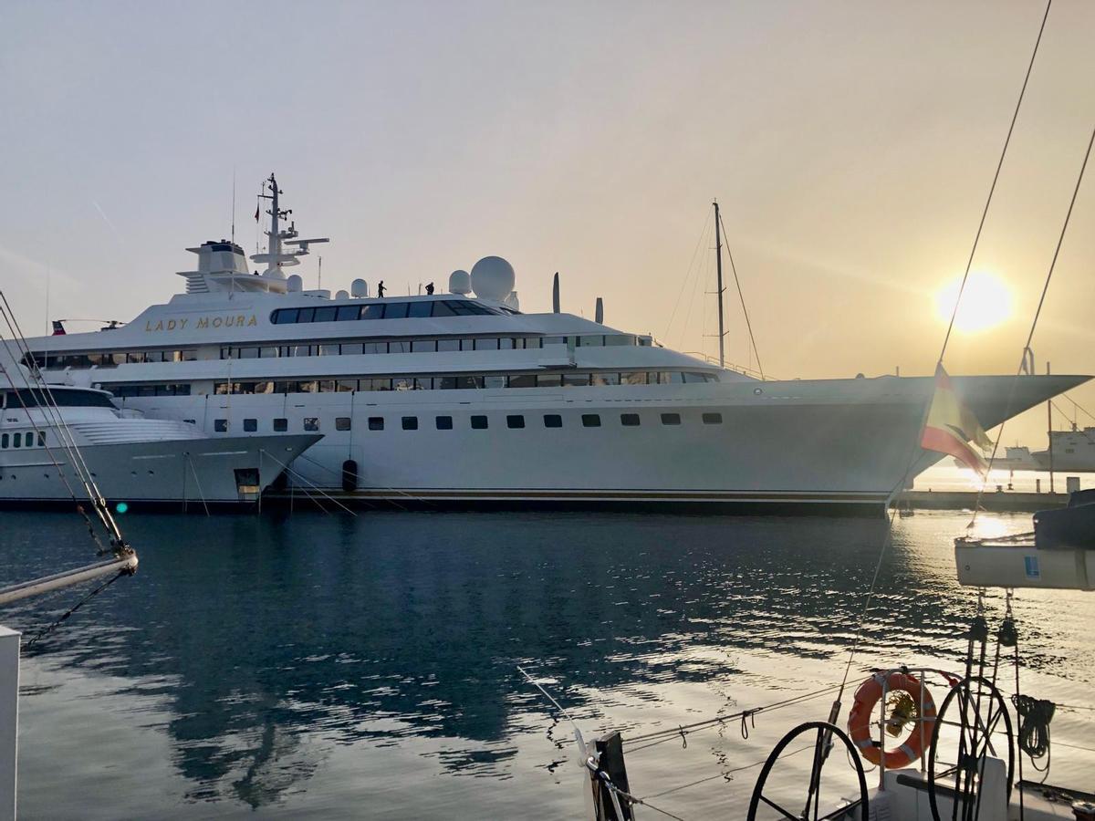 El Lady Moura ha atracado este viernes en el Club de Mar a la salida del sol