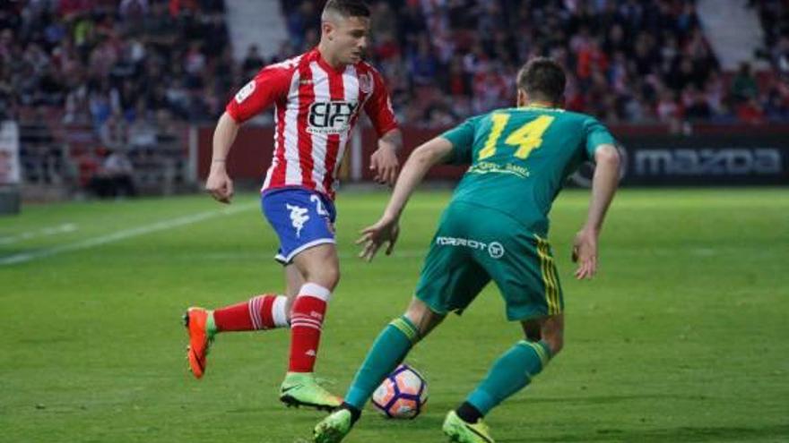 Pablo Maffeo, amb la pilota als peus, encara Brian Oliván, del Cadis.