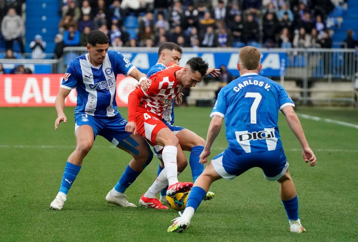VITORIA (ESPAÑA), 11/01/2025.- El defensa marroquí del Alavés, Abdel Abqar (i) lucha por el balón con el defensa Arnau Martínez (2d) del Girona FC durante el partido de LaLiga disputado este sábado en el estadio Mendizorroza de Victoria. EFE/L. Rico