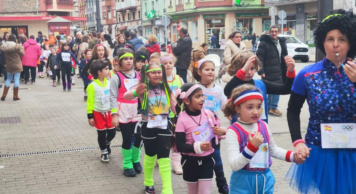 Arriba, el desfile por las calles de los alumnos del Liceo. En el centro y  sobre estas líneas, pequeños del Beata Imelda, disfrazados. | A. V. / M.Á.G.