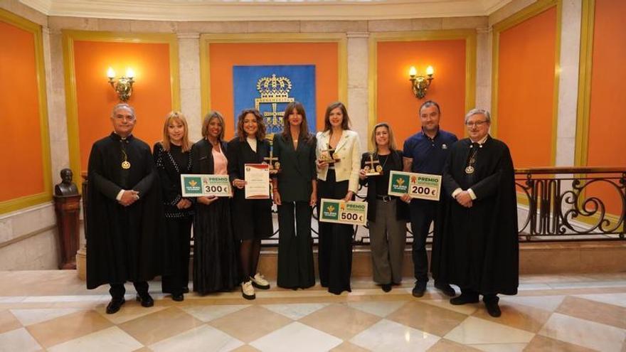 Oviedo premia la creatividad de los escaparates de Semana Santa en el Salón de Plenos