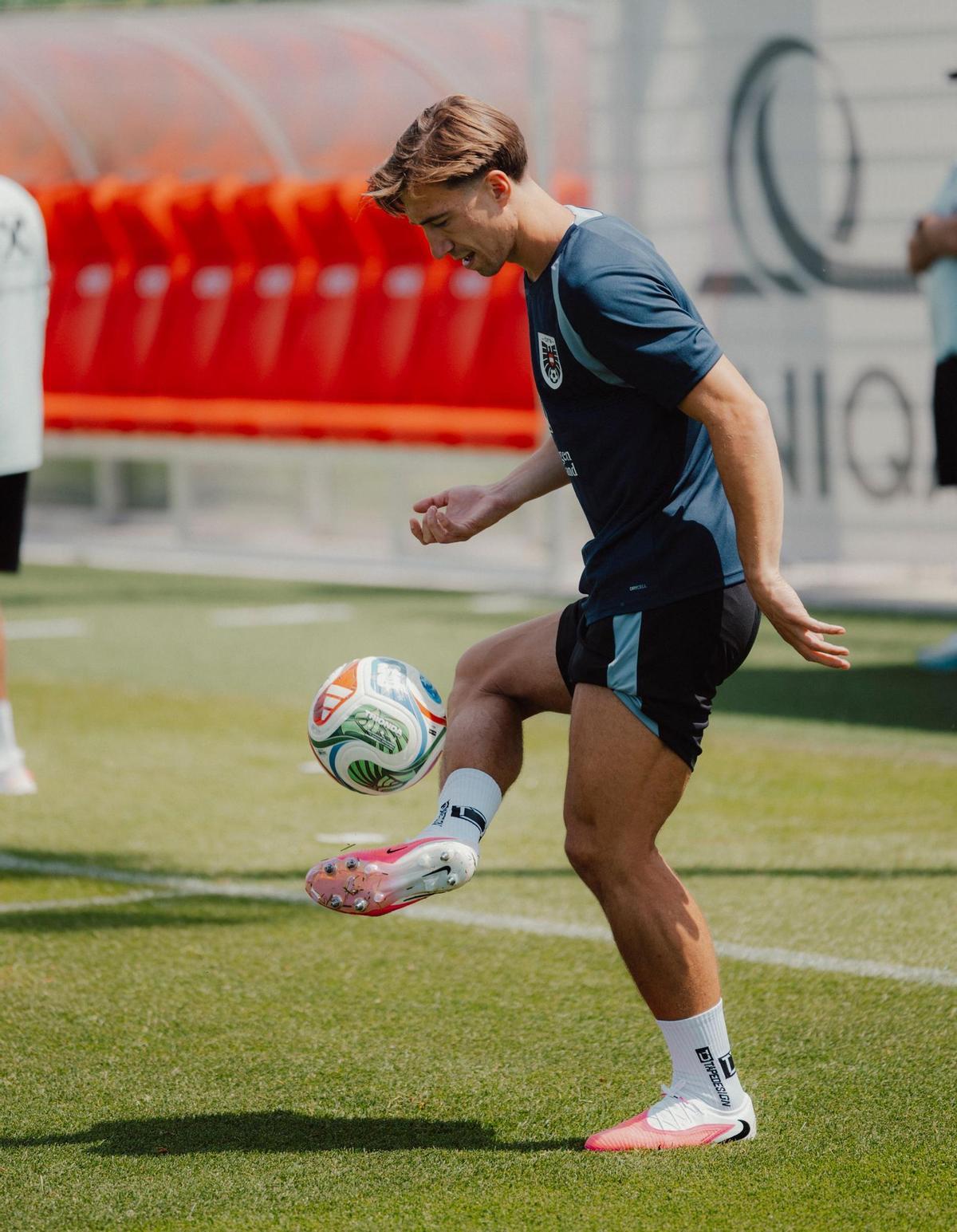David Affengruber da toques a un balón durante un entreno con Austria, en la concentración previa al Mundial.