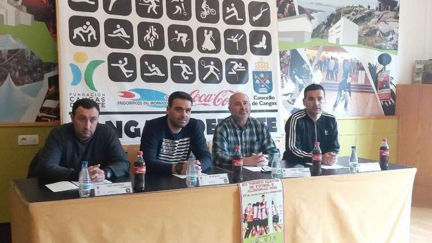 El club celebra su Torneo Alevín el martes 17 | El campo de O Morrazo acogerá el próximo martes, día 17, la decimosegunda edición del Torneo Alevín de Fútbol 8 que organiza el Alondras. El evento se disputará de 10 a 13.30 y de 15 a 21 horas y en él se enfrentarán un total de 12 equipos (dos del cuadro cangués y diez de otros clubes), que reunirán a alrededor de 180 jugadores. Los participantes serán distribuidos en dos grupos de seis conjuntos cada uno y los partidos serán a dos tiempos de 12 minutos.