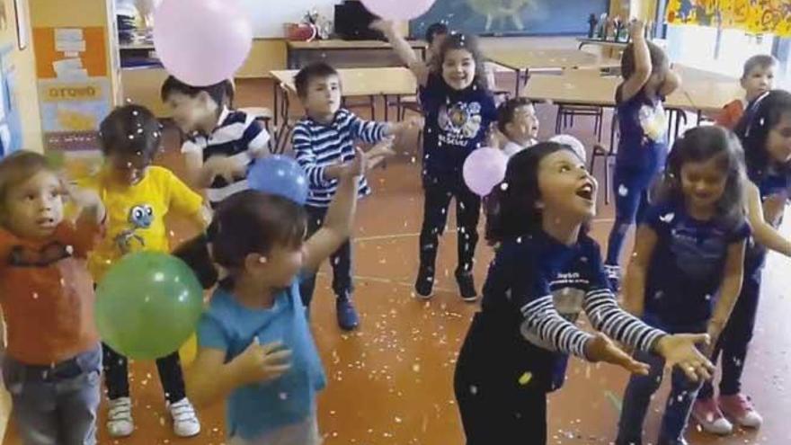 Niños de Infantil lanzando globos y confetti en un aula, una de las escenas del &#039;lipdub&#039;.