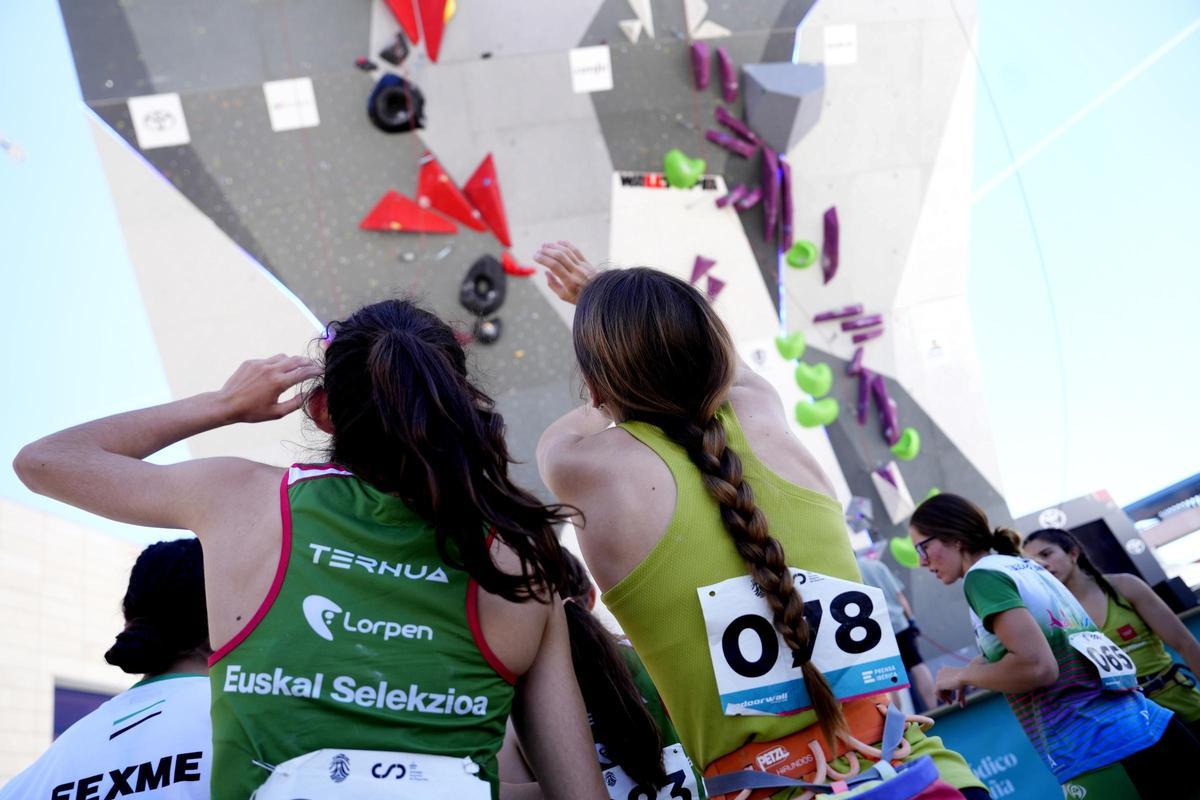 Dos atletas sub-18 ensayan los movimientos que tendrán que realizar sobre el muro.