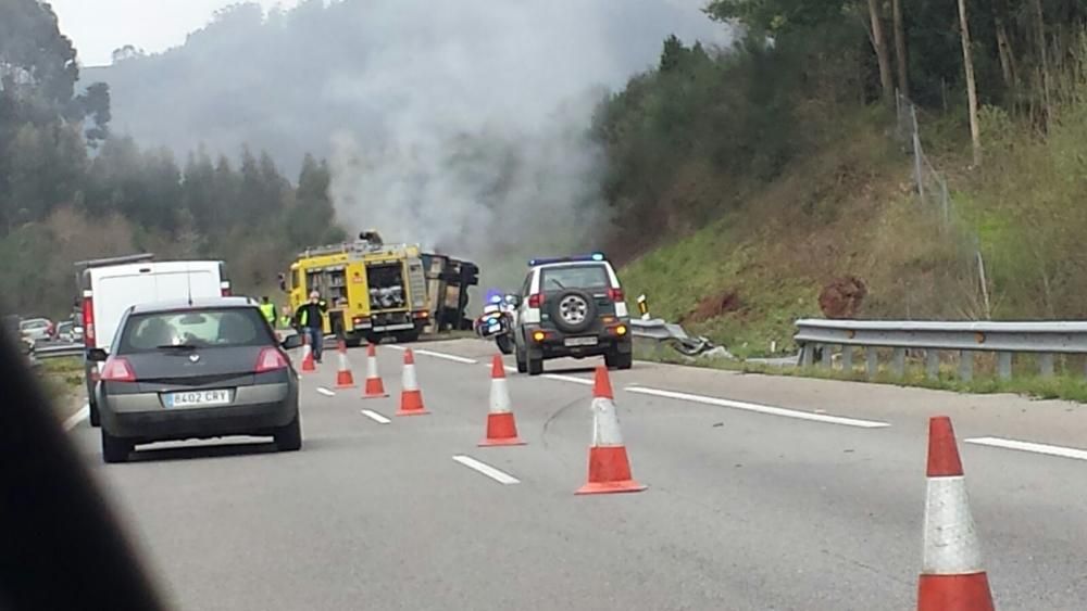 Accidente de un camión en la A-8 a la altura de Villaviciosa